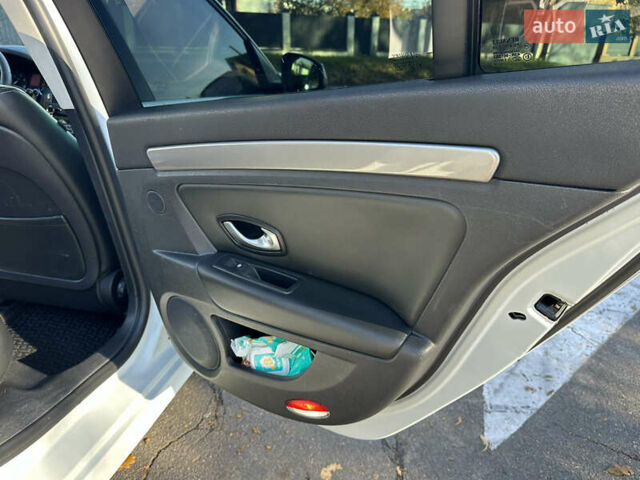 Белый Рено Лагуна, объемом двигателя 1.46 л и пробегом 290 тыс. км за 6999 $, фото 48 на Automoto.ua