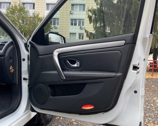 Белый Рено Лагуна, объемом двигателя 1.46 л и пробегом 323 тыс. км за 6800 $, фото 9 на Automoto.ua