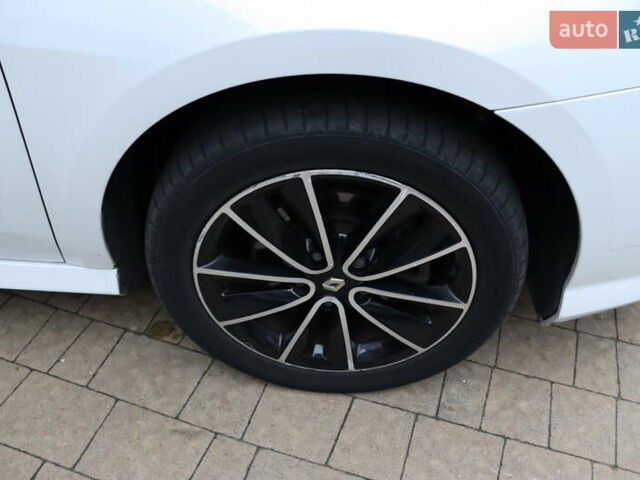 Белый Рено Лагуна, объемом двигателя 2 л и пробегом 247 тыс. км за 9900 $, фото 3 на Automoto.ua