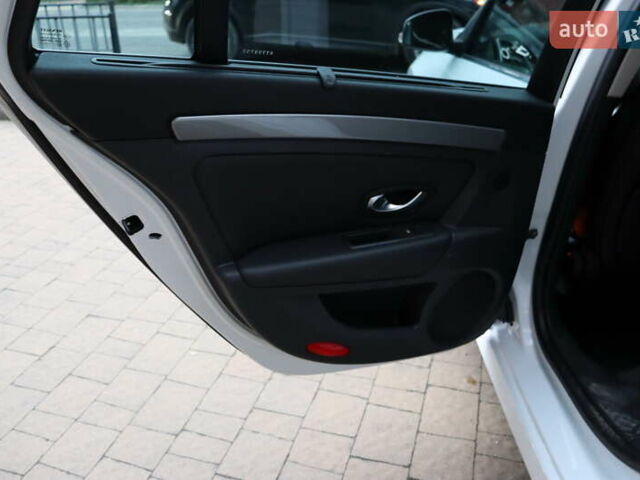 Белый Рено Лагуна, объемом двигателя 2 л и пробегом 247 тыс. км за 9900 $, фото 31 на Automoto.ua