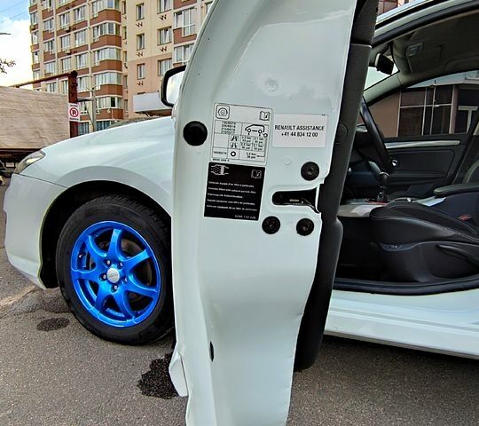 Белый Рено Лагуна, объемом двигателя 1.5 л и пробегом 175 тыс. км за 8500 $, фото 8 на Automoto.ua