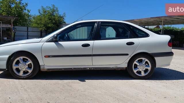 Белый Рено Лагуна, объемом двигателя 2 л и пробегом 420 тыс. км за 1700 $, фото 4 на Automoto.ua