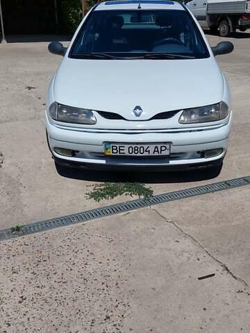Белый Рено Лагуна, объемом двигателя 2 л и пробегом 420 тыс. км за 1700 $, фото 2 на Automoto.ua