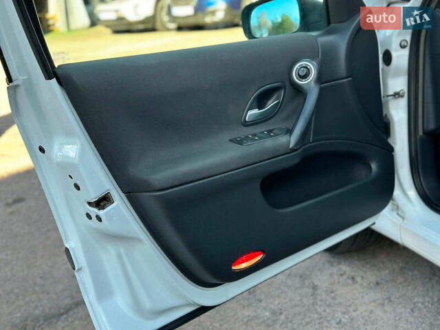 Белый Рено Лагуна, объемом двигателя 1.9 л и пробегом 231 тыс. км за 4990 $, фото 38 на Automoto.ua