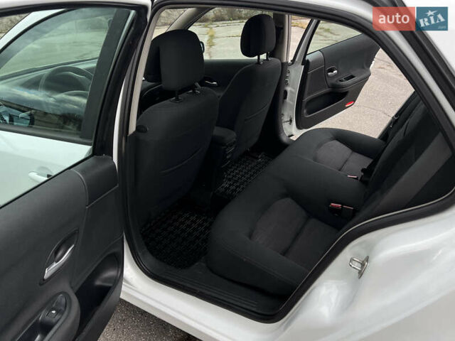 Белый Рено Лагуна, объемом двигателя 1.9 л и пробегом 231 тыс. км за 4200 $, фото 6 на Automoto.ua