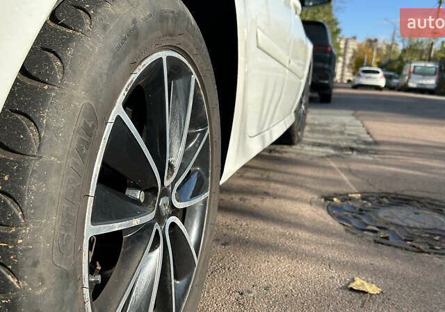 Рено Лагуна 2012 в Житомире на Automoto.ua Белый Рено Лагуна, объемом двигателя 1.46 л и пробегом 328 тыс. км за 7100 $, фото 10 на Automoto.ua