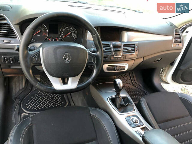 Белый Рено Лагуна, объемом двигателя 2 л и пробегом 318 тыс. км за 5500 $, фото 3 на Automoto.ua