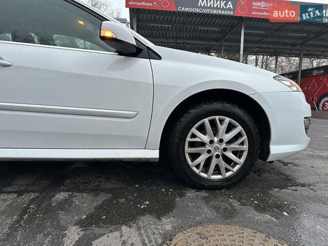 Белый Рено Лагуна, объемом двигателя 1.5 л и пробегом 243 тыс. км за 8400 $, фото 3 на Automoto.ua