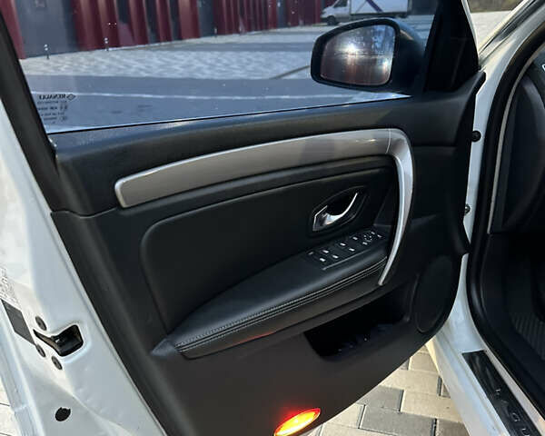 Белый Рено Лагуна, объемом двигателя 1.5 л и пробегом 220 тыс. км за 7500 $, фото 7 на Automoto.ua