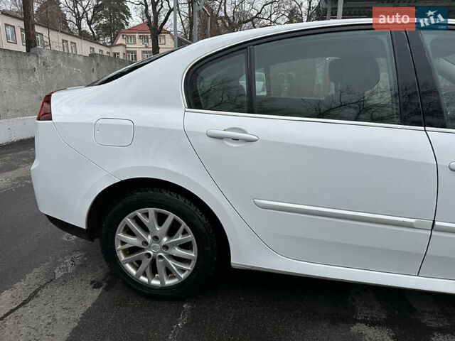 Белый Рено Лагуна, объемом двигателя 1.5 л и пробегом 243 тыс. км за 8400 $, фото 4 на Automoto.ua