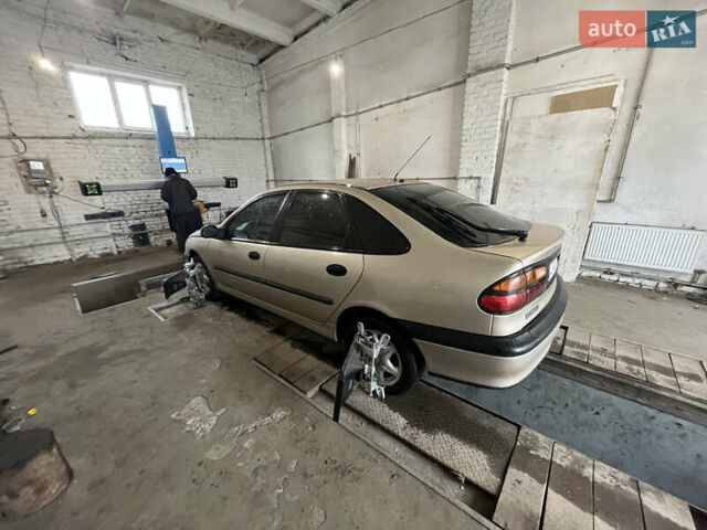 Бежевий Рено Лагуна, об'ємом двигуна 2 л та пробігом 279 тис. км за 2550 $, фото 2 на Automoto.ua
