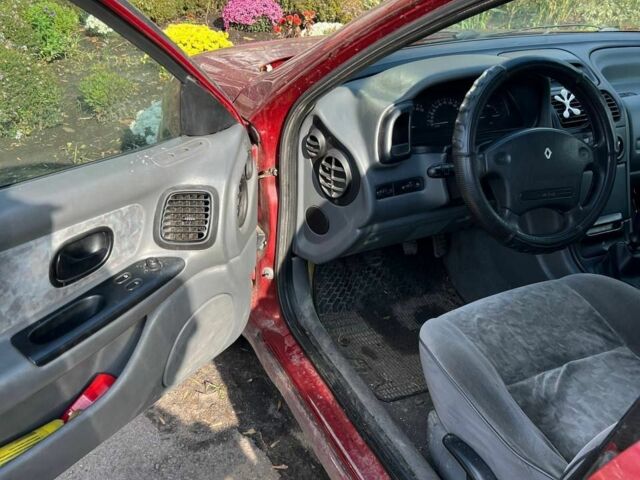 Красный Рено Лагуна, объемом двигателя 2 л и пробегом 300 тыс. км за 1307 $, фото 4 на Automoto.ua