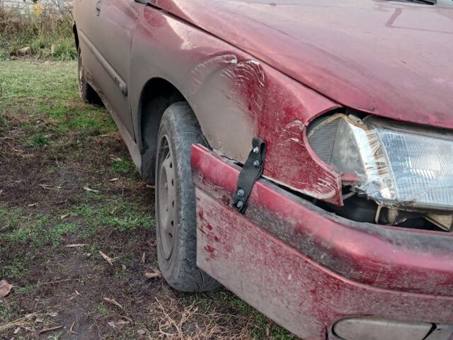 Красный Рено Лагуна, объемом двигателя 2 л и пробегом 300 тыс. км за 1307 $, фото 3 на Automoto.ua