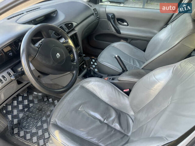 Серый Рено Лагуна, объемом двигателя 2.19 л и пробегом 240 тыс. км за 3000 $, фото 11 на Automoto.ua