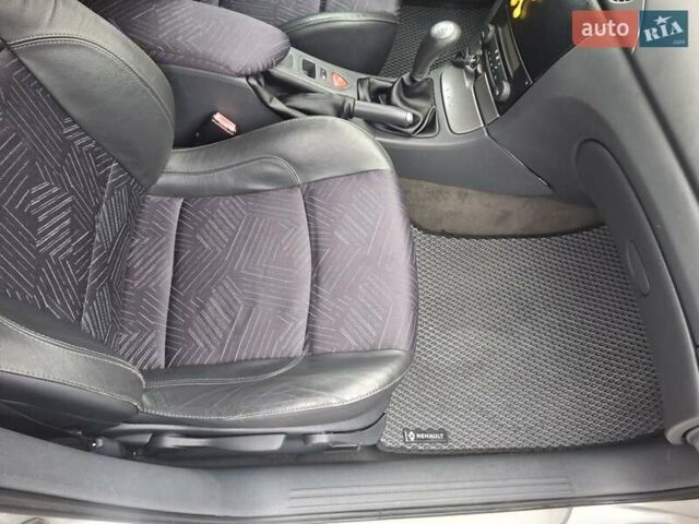 Серый Рено Лагуна, объемом двигателя 2 л и пробегом 186 тыс. км за 4200 $, фото 3 на Automoto.ua