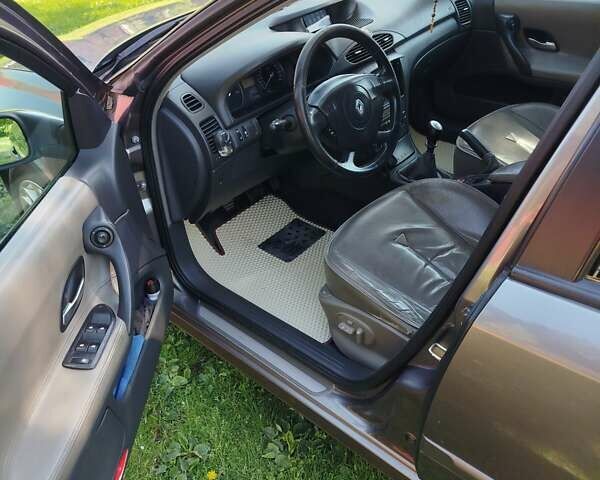 Серый Рено Лагуна, объемом двигателя 2.2 л и пробегом 301 тыс. км за 4800 $, фото 12 на Automoto.ua