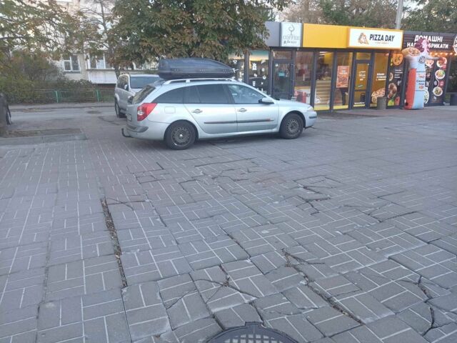 Серый Рено Лагуна, объемом двигателя 2 л и пробегом 375 тыс. км за 2999 $, фото 12 на Automoto.ua