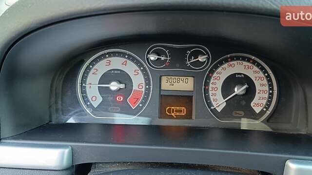 Серый Рено Лагуна, объемом двигателя 2 л и пробегом 300 тыс. км за 4700 $, фото 10 на Automoto.ua