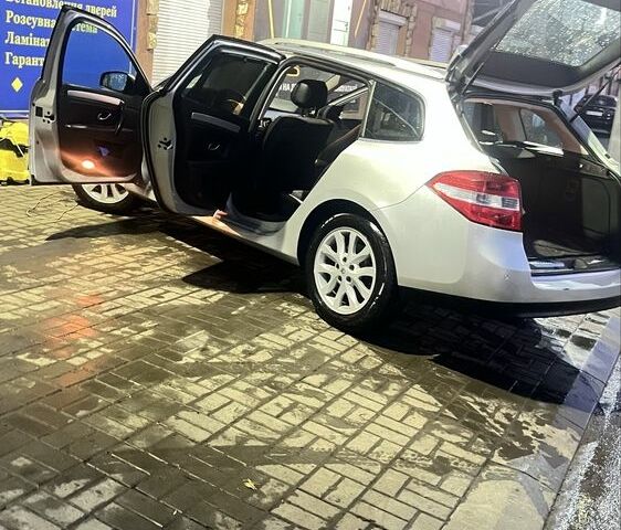 Серый Рено Лагуна, объемом двигателя 1.5 л и пробегом 215 тыс. км за 7200 $, фото 2 на Automoto.ua