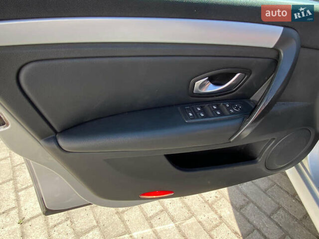 Рено Лагуна 2008 в Ровно на Automoto.ua Серый Рено Лагуна, объемом двигателя 2 л и пробегом 245 тыс. км за 6800 $, фото 10 на Automoto.ua