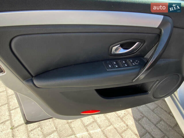 Серый Рено Лагуна, объемом двигателя 2 л и пробегом 245 тыс. км за 6200 $, фото 12 на Automoto.ua