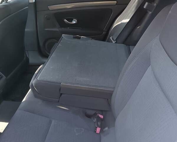 Серый Рено Лагуна, объемом двигателя 1.5 л и пробегом 150 тыс. км за 7500 $, фото 15 на Automoto.ua