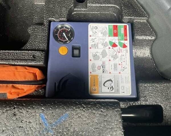 Серый Рено Лагуна, объемом двигателя 2 л и пробегом 225 тыс. км за 9500 $, фото 12 на Automoto.ua