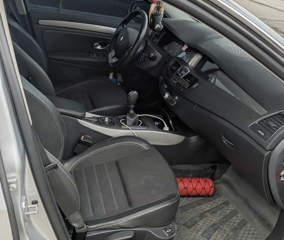 Серый Рено Лагуна, объемом двигателя 2 л и пробегом 2 тыс. км за 8483 $, фото 9 на Automoto.ua