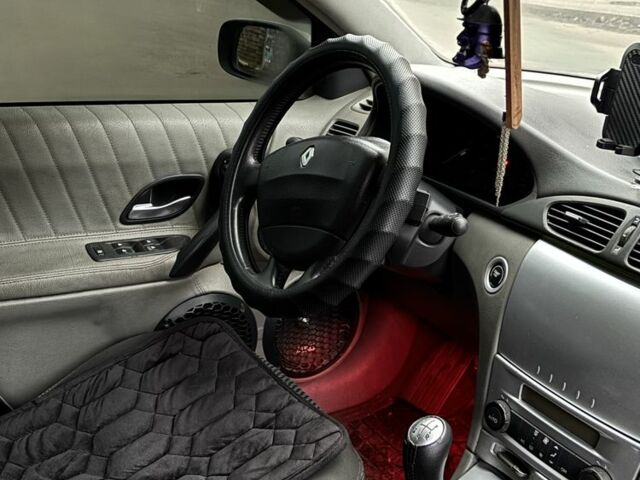 Серый Рено Лагуна, объемом двигателя 2 л и пробегом 309 тыс. км за 4800 $, фото 3 на Automoto.ua