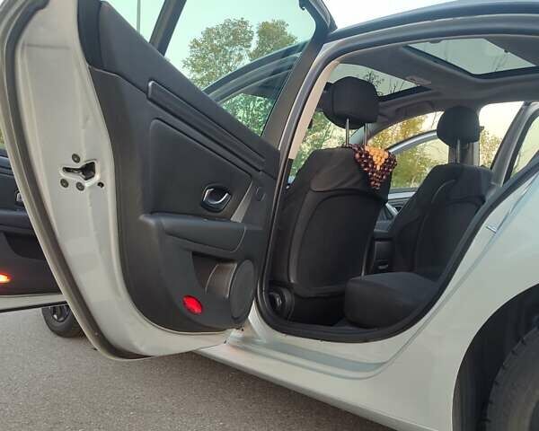 Серый Рено Лагуна, объемом двигателя 1.5 л и пробегом 277 тыс. км за 5850 $, фото 14 на Automoto.ua