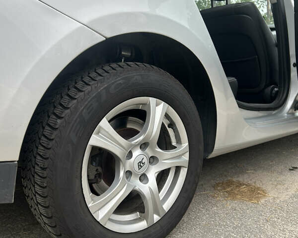 Серый Рено Лагуна, объемом двигателя 1.5 л и пробегом 327 тыс. км за 7000 $, фото 18 на Automoto.ua