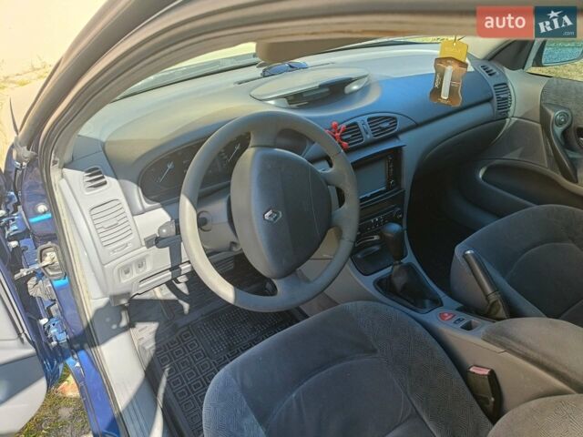 Синий Рено Лагуна, объемом двигателя 2 л и пробегом 300 тыс. км за 3100 $, фото 5 на Automoto.ua