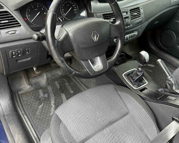 Рено Лагуна 2008 в Кременчуге на Automoto.ua Синий Рено Лагуна, объемом двигателя 2 л и пробегом 300 тыс. км за 6200 $, фото 4 на Automoto.ua