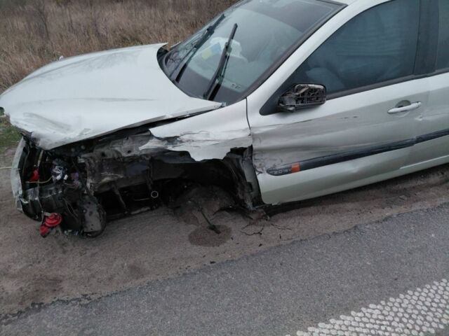 Зеленый Рено Лагуна, объемом двигателя 2 л и пробегом 200 тыс. км за 1300 $, фото 3 на Automoto.ua