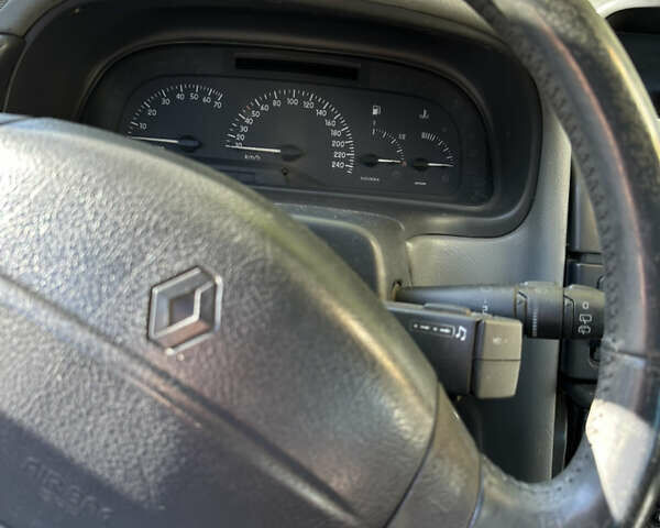 Зеленый Рено Лагуна, объемом двигателя 1.6 л и пробегом 500 тыс. км за 1800 $, фото 12 на Automoto.ua