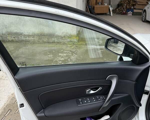 Білий Рено Латітьюд, об'ємом двигуна 2 л та пробігом 192 тис. км за 5700 $, фото 2 на Automoto.ua