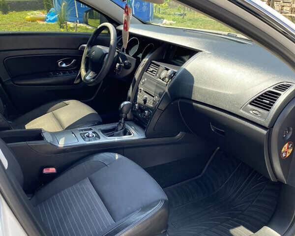 Белый Рено Латитьюд, объемом двигателя 2 л и пробегом 195 тыс. км за 8500 $, фото 8 на Automoto.ua