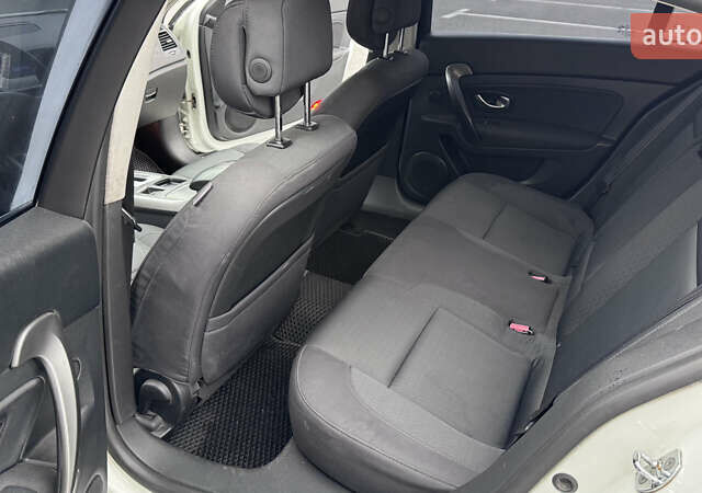 Білий Рено Латітьюд, об'ємом двигуна 2 л та пробігом 202 тис. км за 7900 $, фото 13 на Automoto.ua