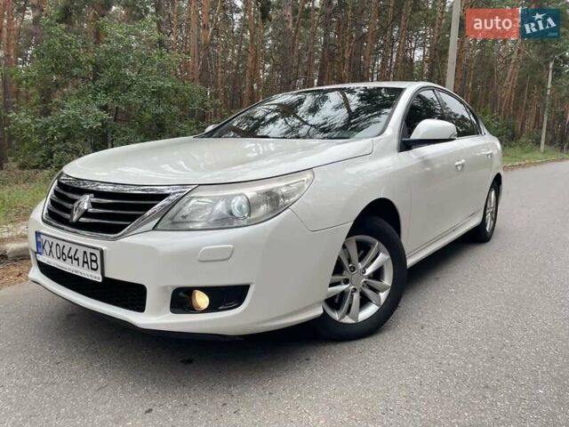 Білий Рено Латітьюд, об'ємом двигуна 2 л та пробігом 185 тис. км за 6950 $, фото 2 на Automoto.ua