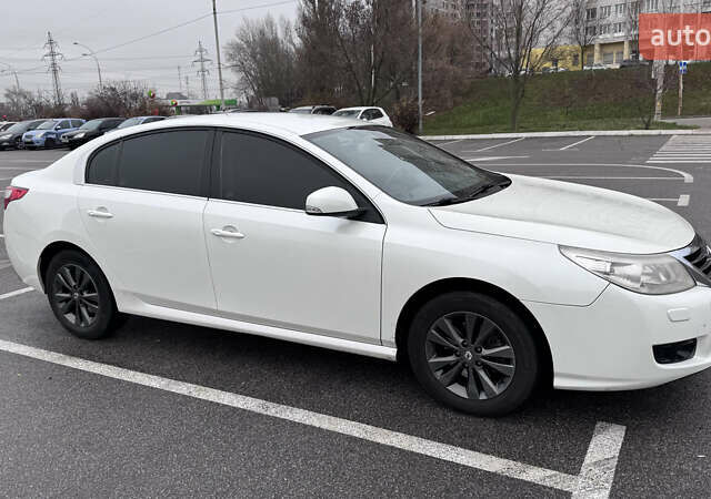 Білий Рено Латітьюд, об'ємом двигуна 2 л та пробігом 202 тис. км за 7900 $, фото 10 на Automoto.ua