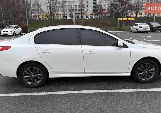 Білий Рено Латітьюд, об'ємом двигуна 2 л та пробігом 202 тис. км за 7900 $, фото 9 на Automoto.ua