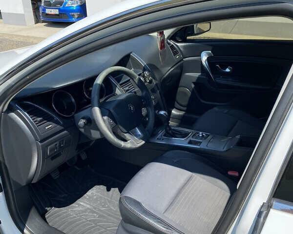 Белый Рено Латитьюд, объемом двигателя 2 л и пробегом 195 тыс. км за 8500 $, фото 4 на Automoto.ua