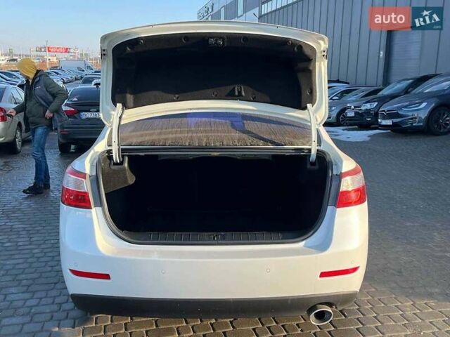 Белый Рено Латитьюд, объемом двигателя 2 л и пробегом 187 тыс. км за 7290 $, фото 12 на Automoto.ua