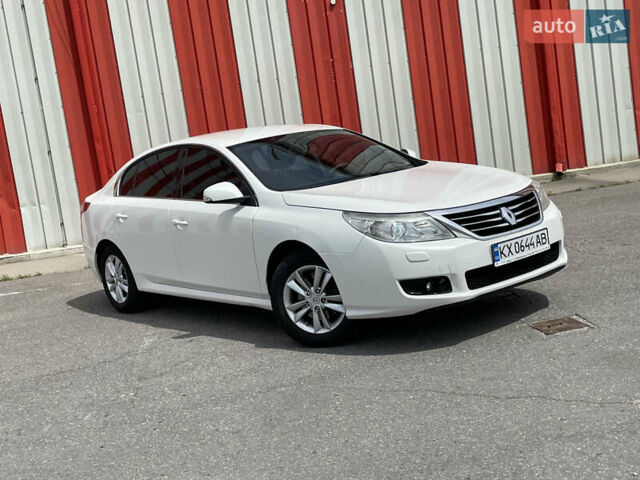 Белый Рено Латитьюд, объемом двигателя 2 л и пробегом 185 тыс. км за 7300 $, фото 1 на Automoto.ua
