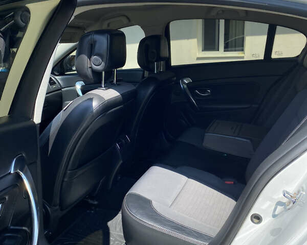 Белый Рено Латитьюд, объемом двигателя 2 л и пробегом 195 тыс. км за 8500 $, фото 5 на Automoto.ua