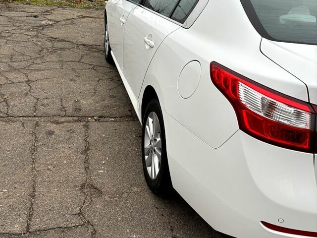 Белый Рено Латитьюд, объемом двигателя 2 л и пробегом 200 тыс. км за 7800 $, фото 2 на Automoto.ua