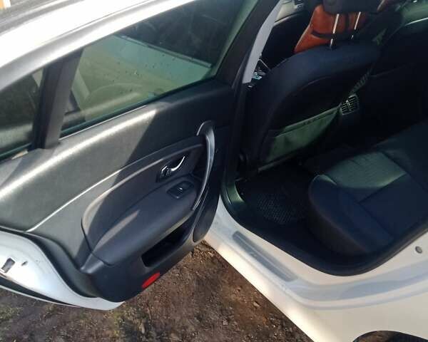 Білий Рено Латітьюд, об'ємом двигуна 2 л та пробігом 286 тис. км за 8800 $, фото 8 на Automoto.ua