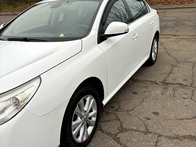 Белый Рено Латитьюд, объемом двигателя 2 л и пробегом 200 тыс. км за 7800 $, фото 1 на Automoto.ua