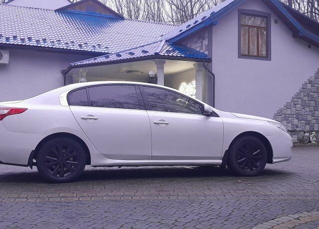 Белый Рено Латитьюд, объемом двигателя 2 л и пробегом 286 тыс. км за 9566 $, фото 3 на Automoto.ua