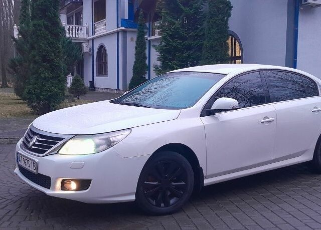 Белый Рено Латитьюд, объемом двигателя 2 л и пробегом 286 тыс. км за 9566 $, фото 4 на Automoto.ua